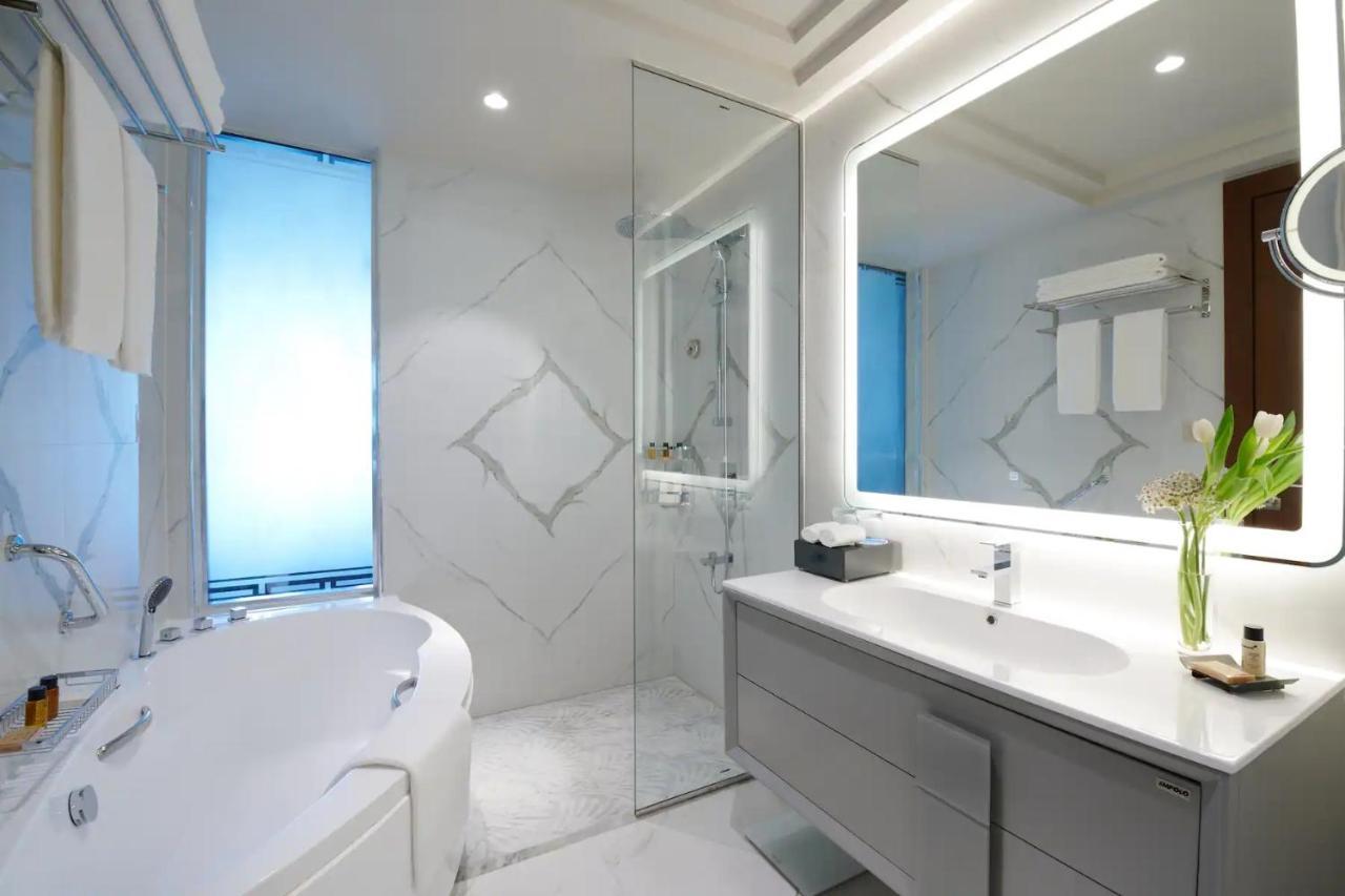 Wyndham Grand Doha West Bay Beach Eksteriør bilde Bathroom