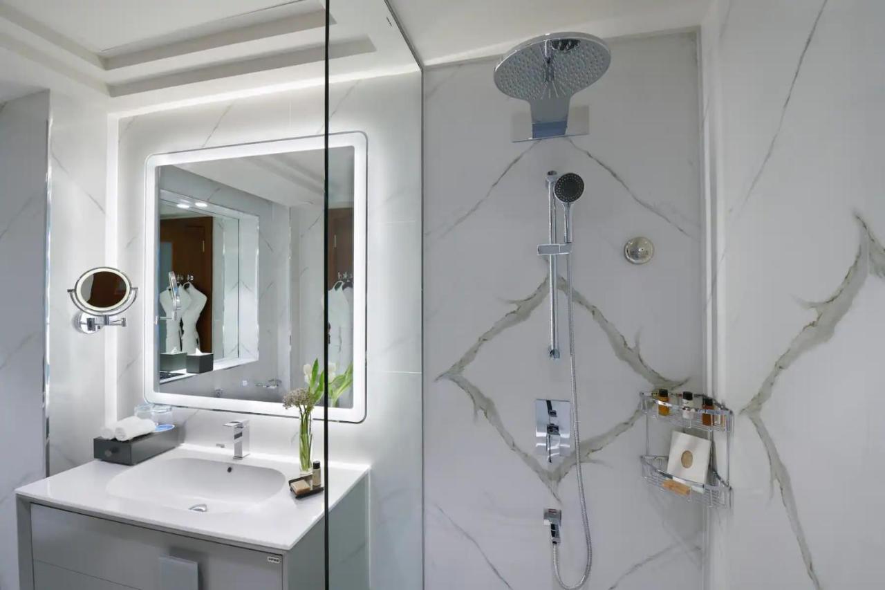 Wyndham Grand Doha West Bay Beach Eksteriør bilde Bathroom