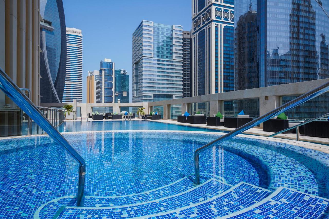 Wyndham Grand Doha West Bay Beach Eksteriør bilde The swimming pool at the hotel