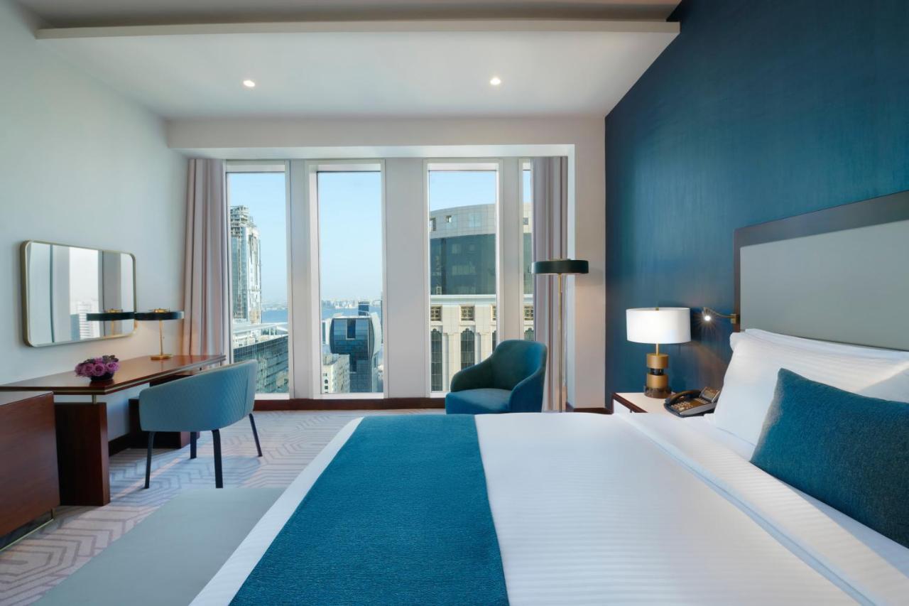 Wyndham Grand Doha West Bay Beach Eksteriør bilde A guest room at the hotel