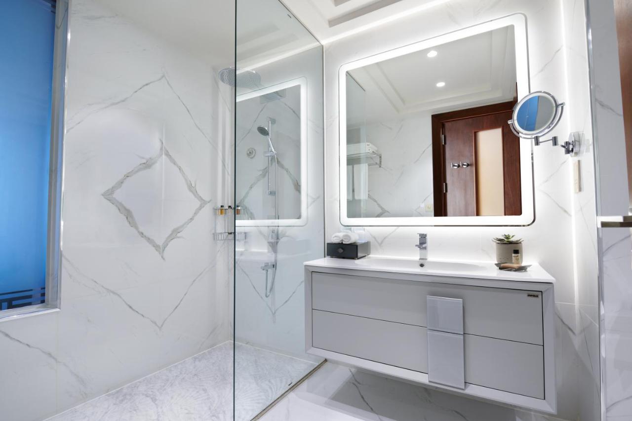 Wyndham Grand Doha West Bay Beach Eksteriør bilde Bathroom