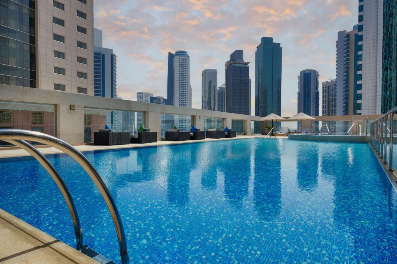 Wyndham Grand Doha West Bay Beach Eksteriør bilde The swimming pool at the hotel