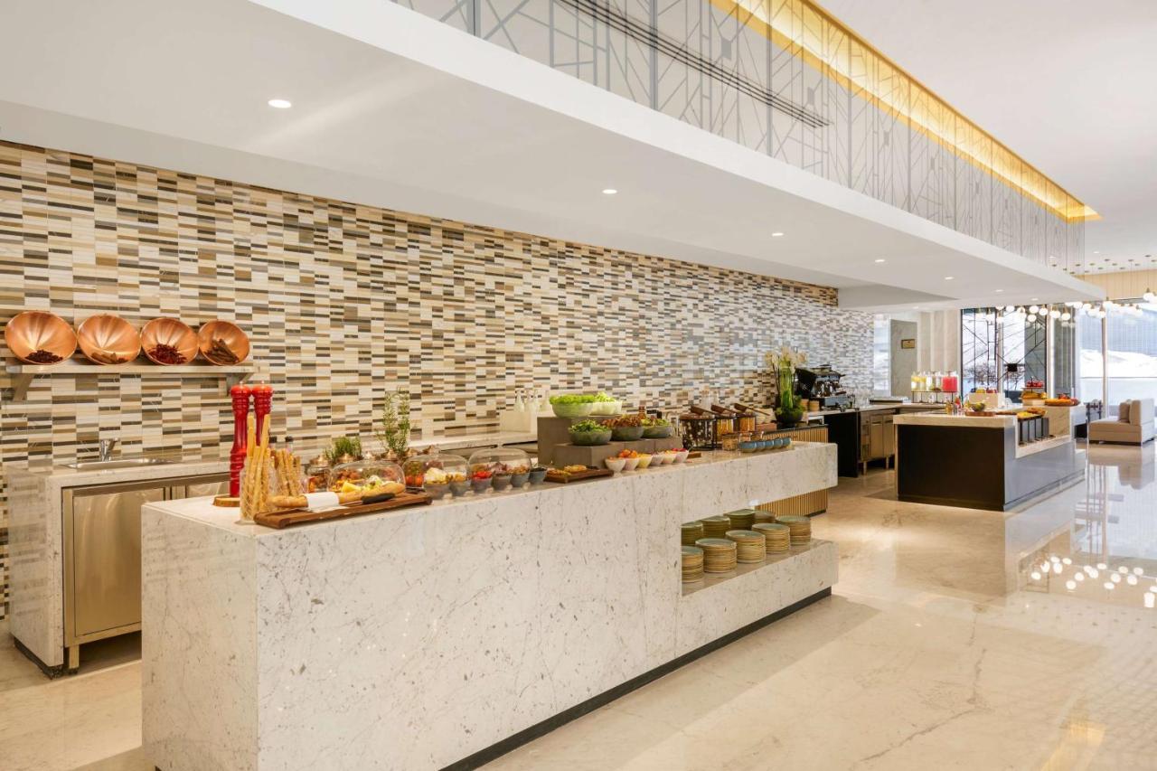 Wyndham Grand Doha West Bay Beach Eksteriør bilde The buffet at the lobby