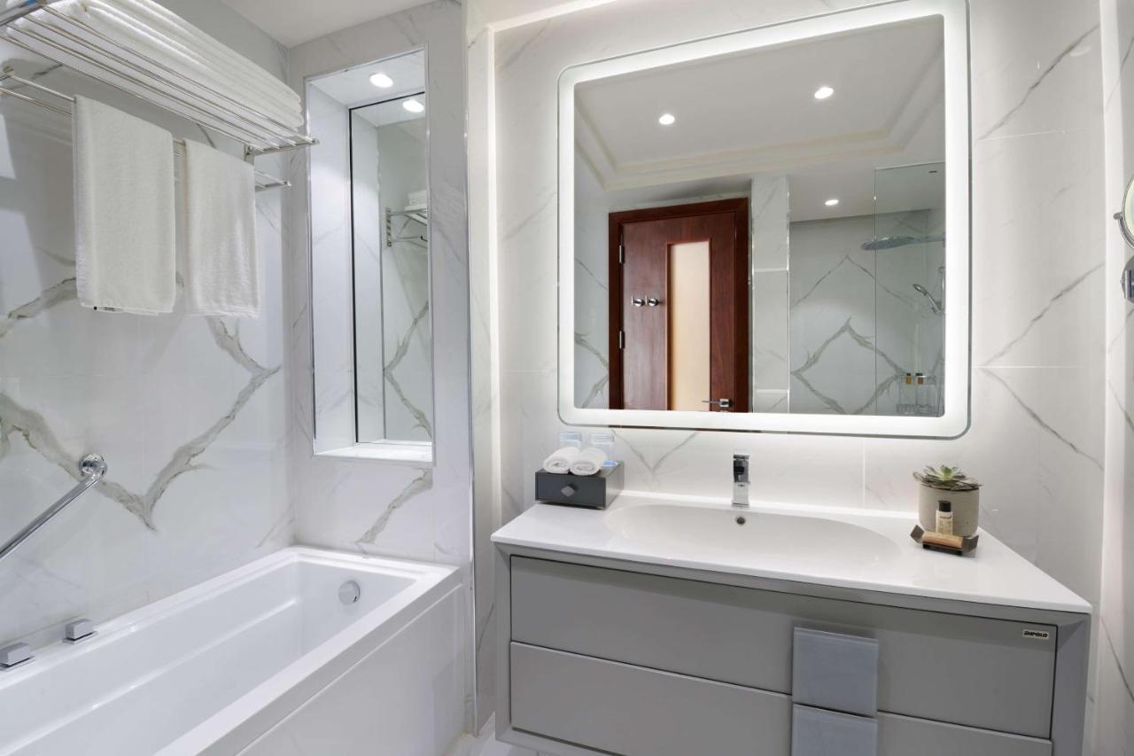 Wyndham Grand Doha West Bay Beach Eksteriør bilde Bathroom