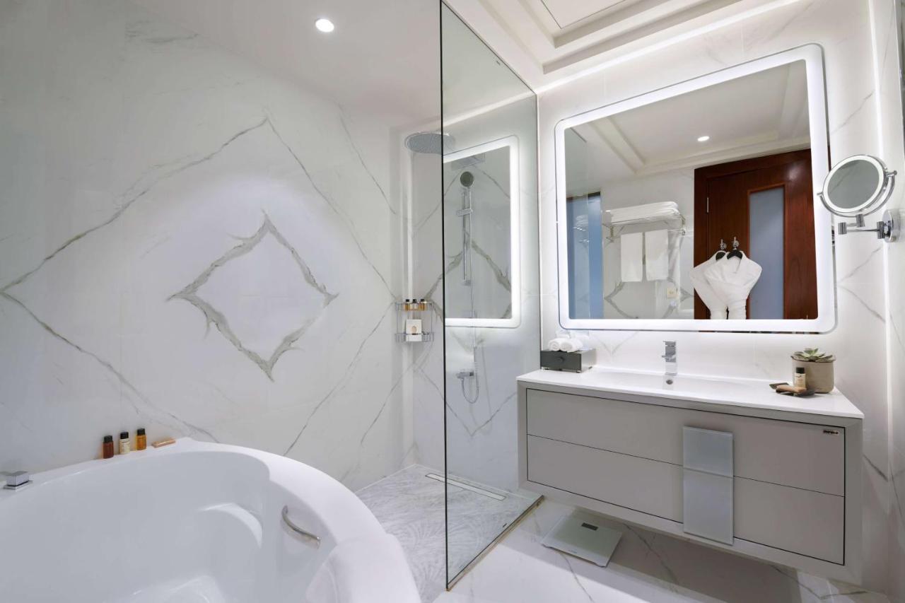 Wyndham Grand Doha West Bay Beach Eksteriør bilde Bathroom