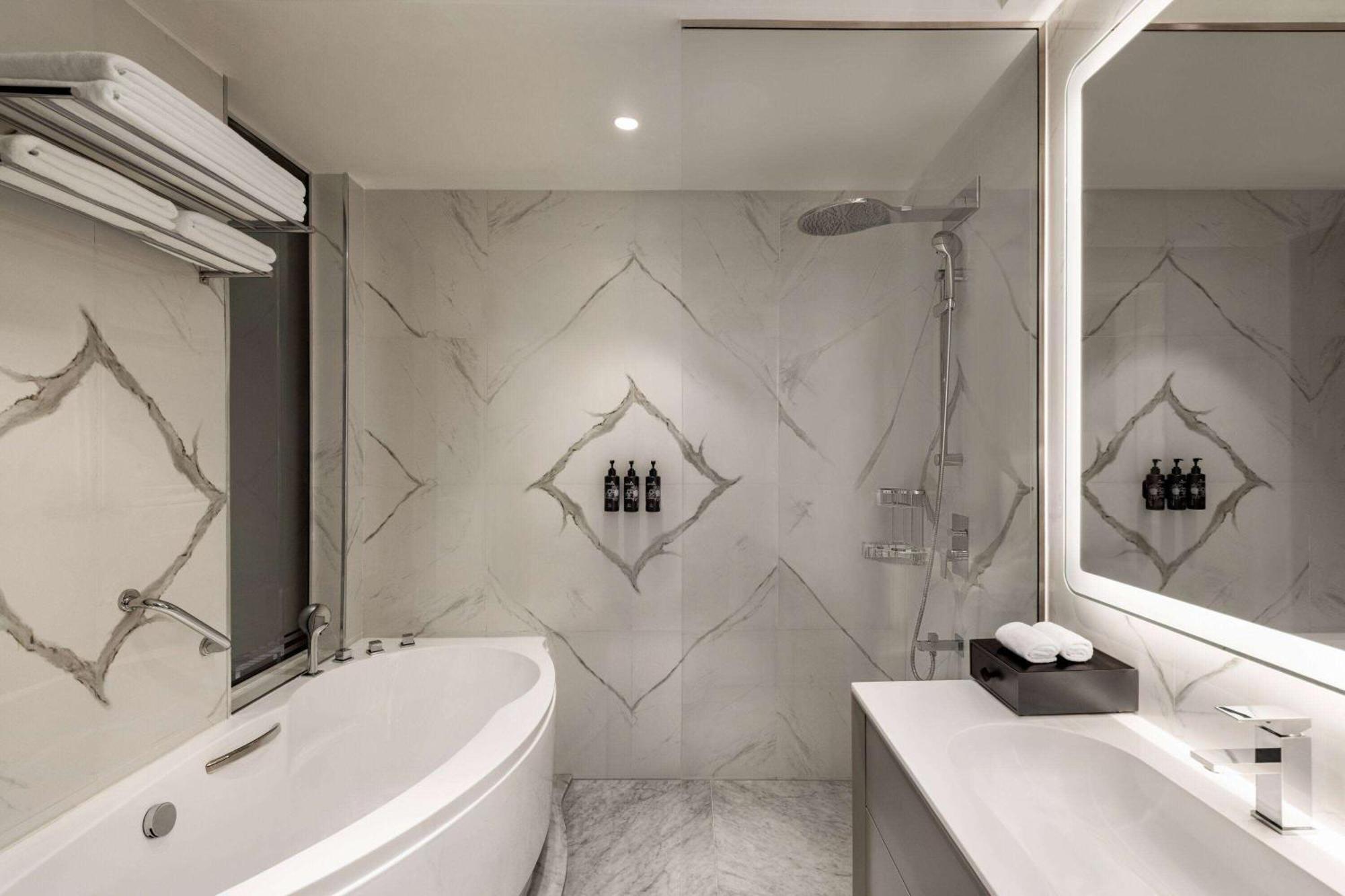 Wyndham Grand Doha West Bay Beach Eksteriør bilde Bathroom