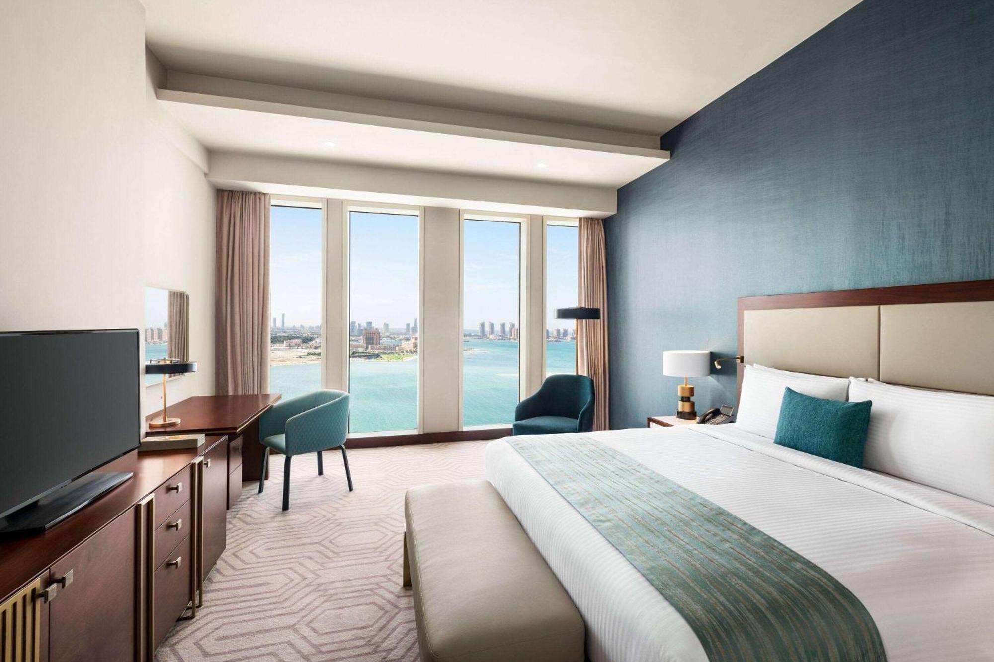 Wyndham Grand Doha West Bay Beach Eksteriør bilde A guest room at the hotel