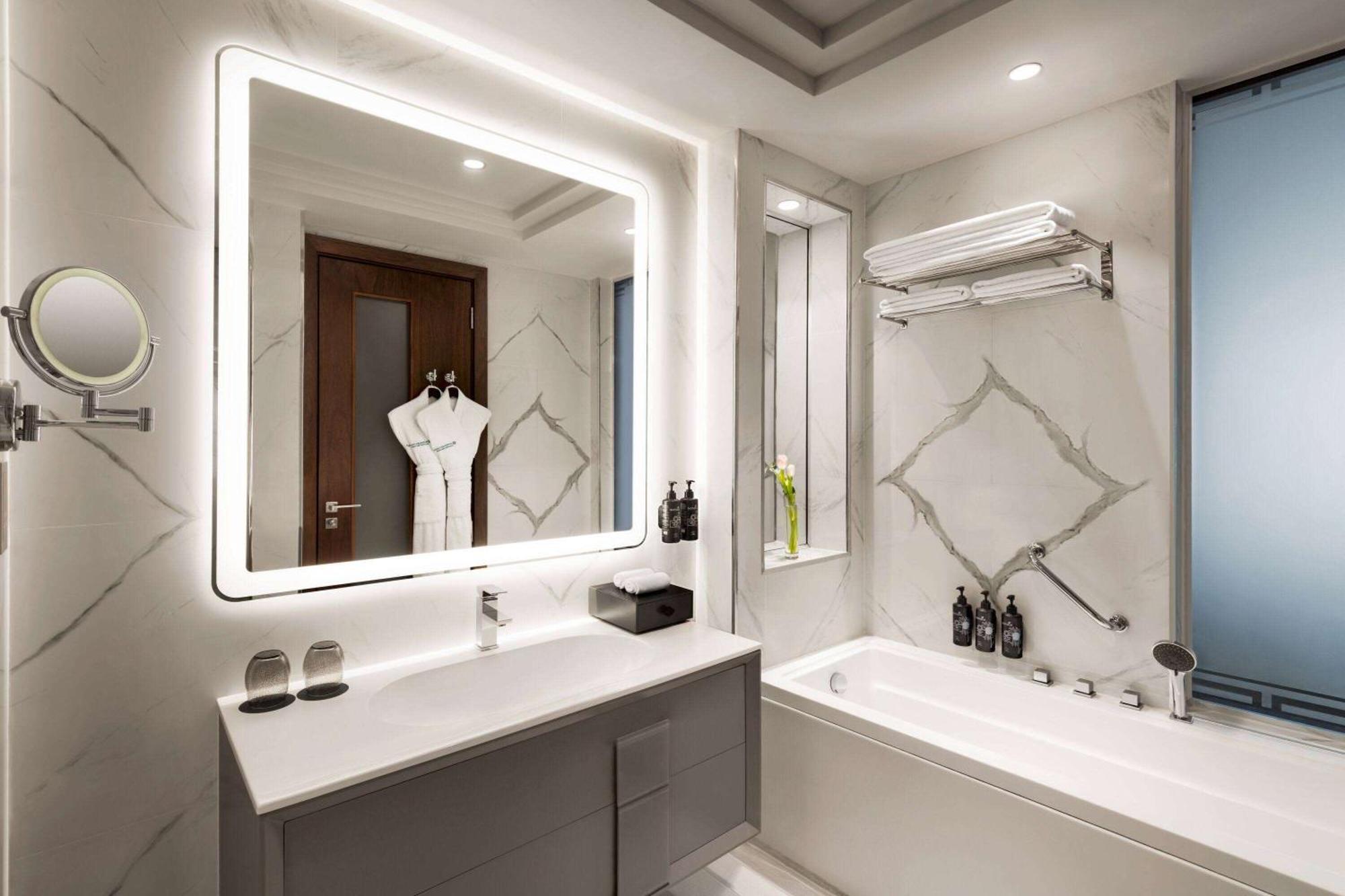 Wyndham Grand Doha West Bay Beach Eksteriør bilde Bathroom