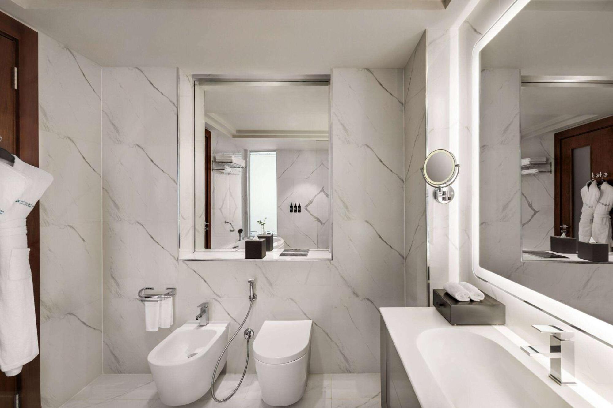 Wyndham Grand Doha West Bay Beach Eksteriør bilde Bathroom